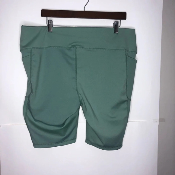 5/$25 
Adrienne Vittadini Sport Green Shorts 2X Pockets Bermuda Lightweight - Picture 9 of 10